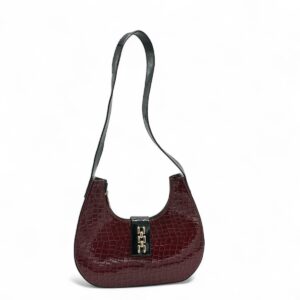 Burgundy croc-embossed shoulderbag with gold clasp, stylish and elegant design for women